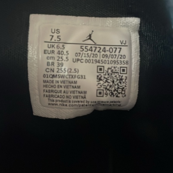 Jordan Mids in pre-owned condition. 
Royal blue and black.
Mens 7.5 - Picture 5 of 8